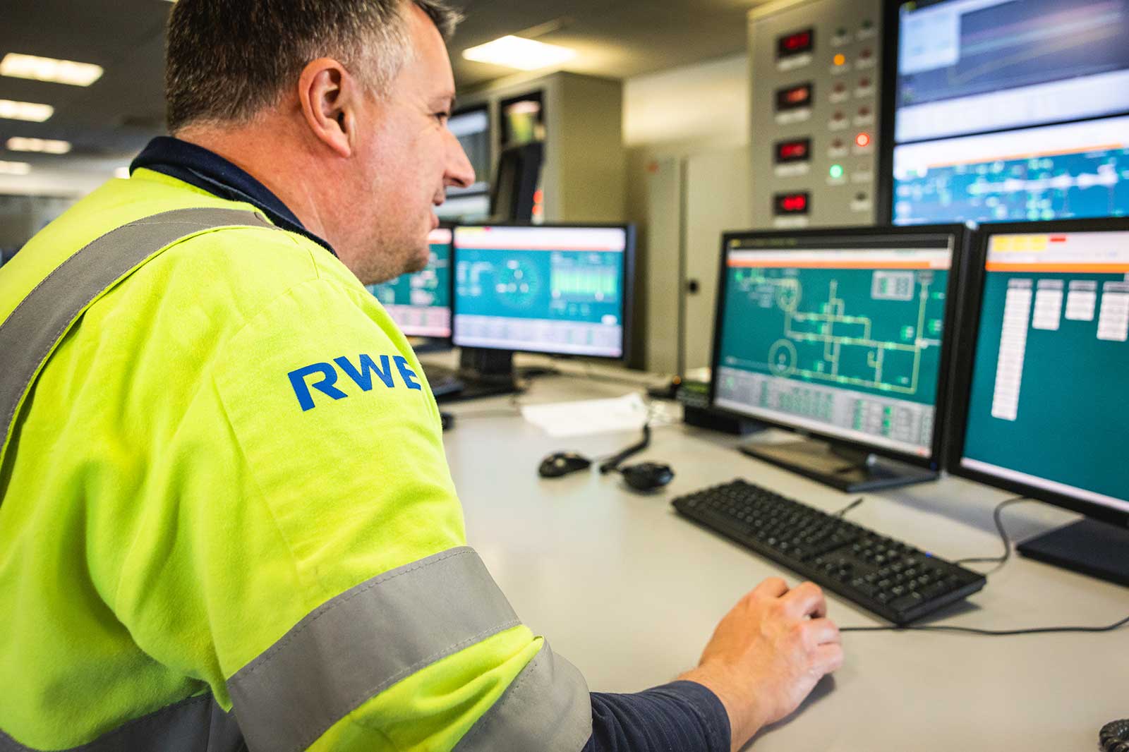 RWE employee at work | RWE in the UK & Ireland